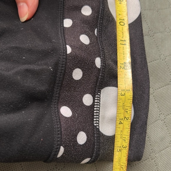 Lululemon capri length leggings. Sz8. Reversible w/white dots to solid black - Picture 7 of 7